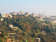 03 Da via Sudorno splendida vista su Bergamo Alta colorata d'autunno inoltrato